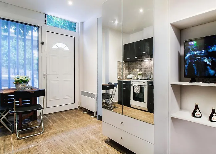 Cozy Apartment In Athens 3 Km From Acropolis, 5Km Form The Beach